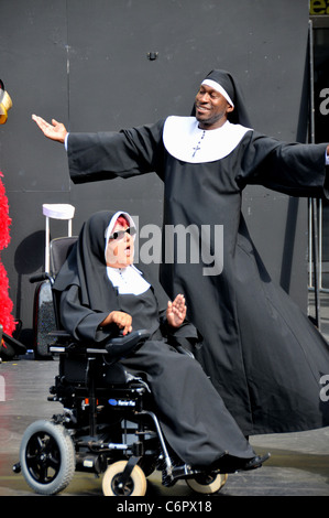 Drag Queen Nonne Nonnen camp Liberty 2011 London Behinderung Kunstfestival Southbank voller Theater Company Strass Rollen Stockfoto