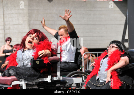 Liberty 2011 London Behinderung Kunstfestival Southbank voller Theater Company Strass Walzen Rollen am Broadway Stockfoto