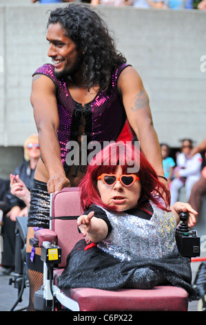 Liberty 2011 London Behinderung Kunstfestival Southbank voller Theater Company Strass Walzen Rollen am Broadway Stockfoto