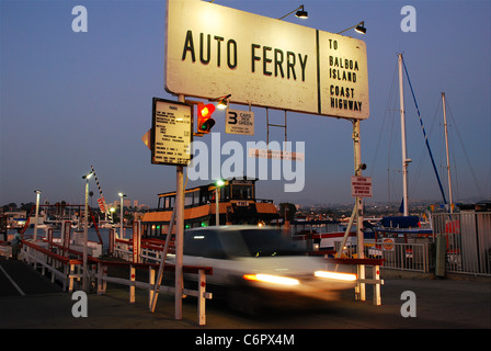 Balboa Island Ferry hat Pkw, LKW und Menschen zwischen Balboa Island Newport seit 1919 transportiert. Stockfoto