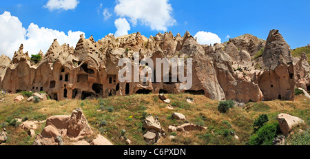 Weiten Panoramablick in das Freilichtmuseum Freilichtmuseum mit Übernachtungsplätzen, Kirchen, Mühle und Devecotes. Freilichtmuseum Göreme, Türkei Stockfoto