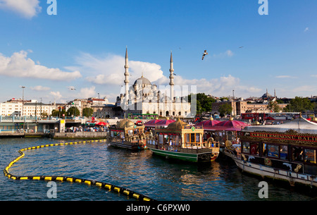 Yeni Camii Moschee (neue Moschee) am Ufer des Goldenen Horns in Eminönü, mit Sportbooten im Vordergrund.  Istanbul Stockfoto