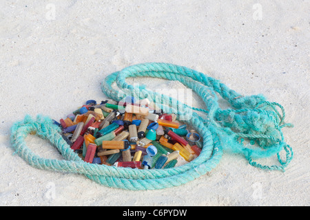 Feuerzeuge und Seil, marine Ablagerungen gewaschen an Land auf einer Insel im Pazifik dann von Touristen gesammelt Schaden, Seevögel und andere Wildtiere zu verhindern Stockfoto