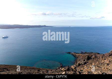 Blick vom Gipfel des Bartholomé Insel, Galapagos, einschließlich eines versunkenen Vulkankraters Stockfoto