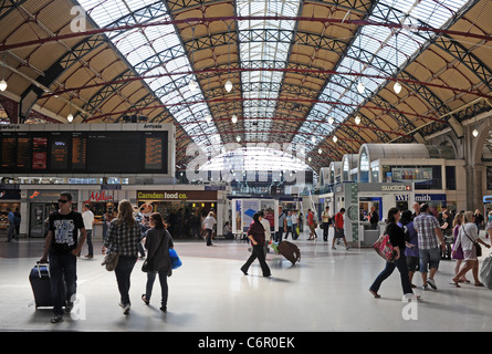 Passagiere auf dem Zusammentreffen von Victoria Railway Station In London UK Stockfoto