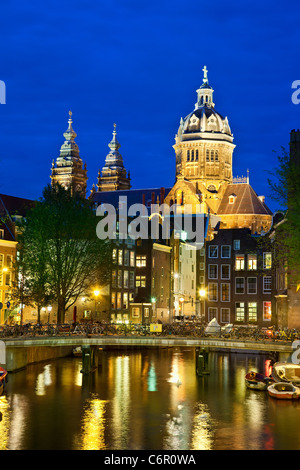 Europa, Niederlande, Amsterdam, St. Nicolaaskerk nachts Stockfoto