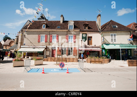 Traditionelle französische Dorfläden im Zentrum von Chaource in Champagne-Ardenne im Sommer. Stockfoto