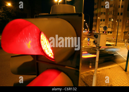 Verkehrskameras, an einer Ampel, innerstädtischen Straße überqueren, steuert Autos überfahren von Rotlicht-Signal. Stockfoto