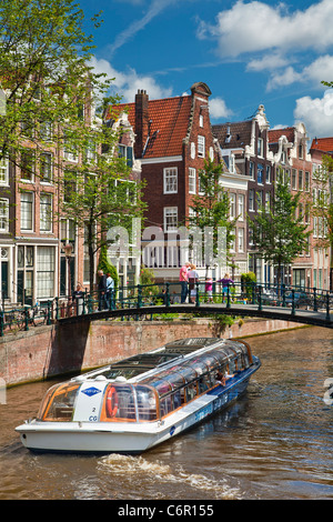 Europa, Niederlande, Tourenboot am Kanal in Amsterdam Stockfoto