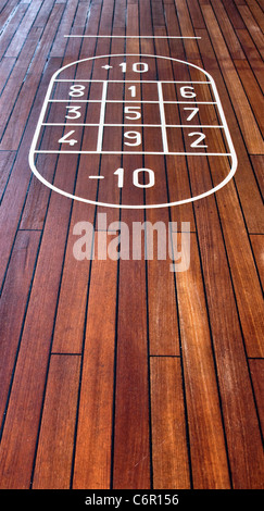 Das Spiel von Shuffleboard auf einer Kreuzfahrt Schiffe Deck zeigt den markierten Bereich scoring Stockfoto