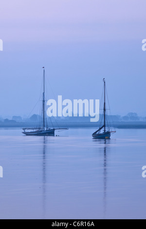 Segeln Schiffe ankern in Southey Creek im Morgengrauen Stockfoto