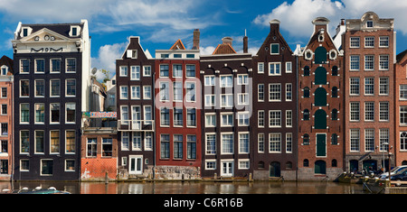 Europa, Niederlande, Amsterdam, Reihenhäuser entlang des Kanals Stockfoto