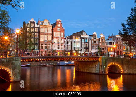 Europa, Niederlande, Amsterdam, Kanal in der Abenddämmerung Stockfoto