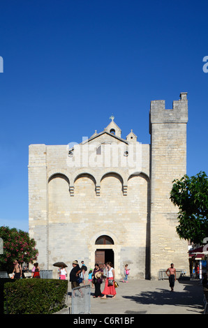 Touristen außerhalb der befestigten Kirche von Les Saintes-Maries-de-la-Mer oder Les Saintes Maries De La Mer-Camargue-Provence-Frankreich Stockfoto