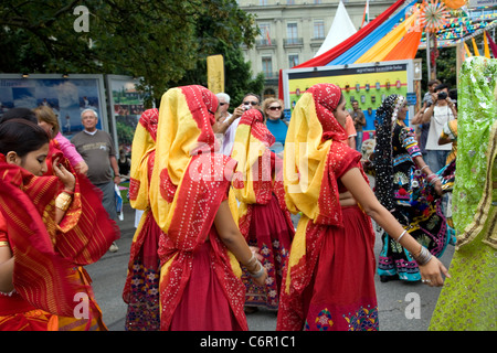 Tänzer-Prozession während Incredible India Präsentation in Genf Festival Stockfoto