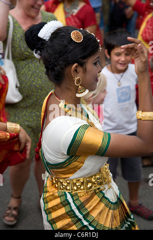 Tänzer-Prozession während Incredible India Präsentation in Genf Festival Stockfoto