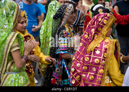 Tänzer-Prozession während Incredible India Präsentation in Genf Festival Stockfoto