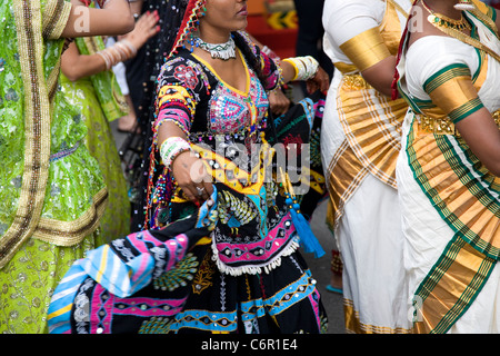 Tänzer-Prozession während Incredible India Präsentation in Genf Festival Stockfoto