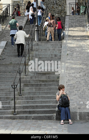 Menschen auf- und absteigend die Schritte in Montmartre Paris Sacre Coeur Stockfoto