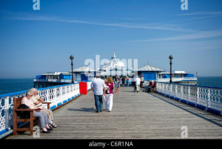 Touristen gehen auf Llandudno Pier Stockfoto