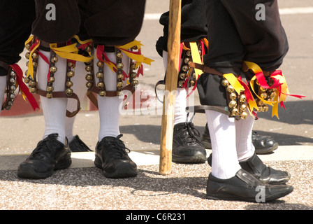 Beine & Glocken - Morris Dancers auf Worthing direkt am Meer in West Sussex. Stockfoto