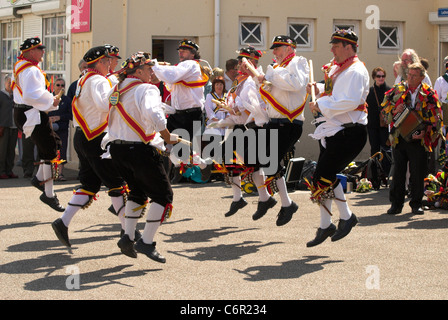 Morris Dancers auf Worthing direkt am Meer in West Sussex. Stockfoto