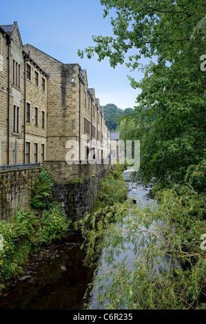 Alten Mühlengebäude säumen den Fluss Hebden in Hebden Bridge, West Yorkshire Stockfoto