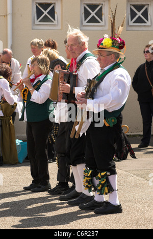 Morris Dancers Musiker auf Worthing direkt am Meer in West Sussex. Stockfoto