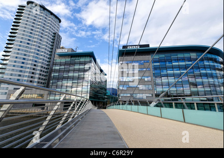 Ansicht von an der MediaCity Fußgängerbrücke in Salford Quays zurück in Richtung den BBC-Studios in MediaCity selbst Stockfoto