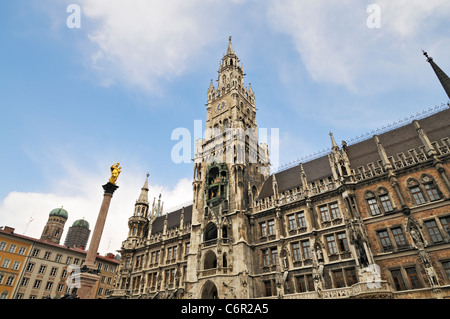 Das neue Rathaus am Marienplatz in München. Stockfoto