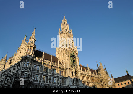 Das neue Rathaus am Marienplatz in München. Stockfoto