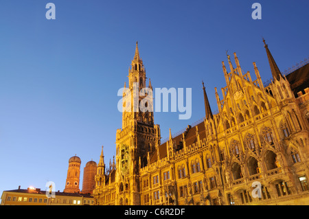 Nachtaufnahme von das neue Rathaus am Marienplatz in München. Stockfoto