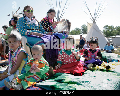 Kinder, die Teilnahme an einer Parade während der Crow Fair jährlich bei den Crow Agency, Montana. Stockfoto