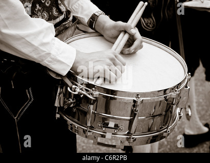 Black And White Nahaufnahme von den Händen eines jungen halten Drumsticks beim ruhen seine Hände auf der Trommel, Italien Stockfoto