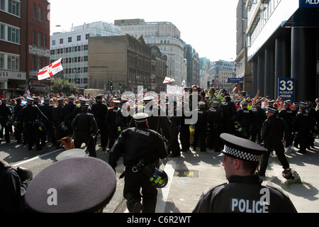 EDL Anhänger Zusammenstoß mit der Polizei bei statischen Demonstration in Aldgate London Stockfoto