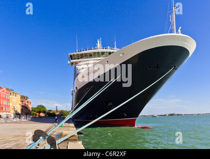 Kreuzfahrtschiff Queen Victoria im Hafen von Venedig, Venetien, Italien Stockfoto