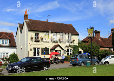 Der Royal Oak Pub auf dem Grün bei Brockham, einem hübschen Dorf in der Nähe von Dorking, Surrey England UK Stockfoto