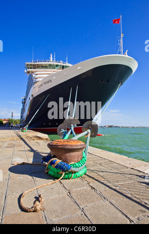 Kreuzfahrtschiff Queen Victoria im Hafen von Venedig, Venetien, Italien Stockfoto