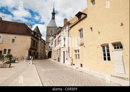 Die Rue Bocquillot und Tour de l'Horologe mit mittelalterlichen Gateway in Avallon, Burgund, Frankreich. Stockfoto