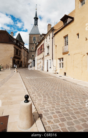 Die Rue Bocquillot und Tour de l'Horologe mit mittelalterlichen Gateway in Avallon, Burgund, Frankreich. Stockfoto