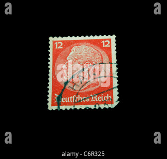 Eine Briefmarke, die isoliert in schwarz Stockfoto