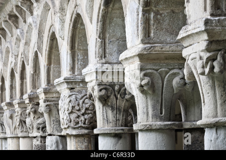 Nahaufnahme von Spalten im Kloster der romanischen Stiftskirche von Santillana del Mar, Kantabrien, Spanien Stockfoto