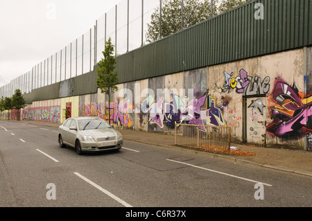 Teil eines Belfast "Frieden Wände" Stockfoto