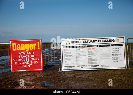 Ribble Estuary Hahnenkuppel. Eröffnung des Strandes von Southport zu Cockle Picker zu Beginn der Saison, Marshside, Merseyside, 2011. Die Ribble Mündung ist, wo der Fluss Ribble, trifft die Irische See an der Nordwestküste von England. Mollusken, die essbare Muscheln sammeln, riskieren ihr Leben an britischen Küsten, verdienen aber bis zu £1.000 pro Tag. Die Herzmuschelbetten hier sind seit zehn Jahren nicht mehr kommerziell gefischt worden und es wird geschätzt, dass sie £80million der Schalentiere enthalten. Stockfoto