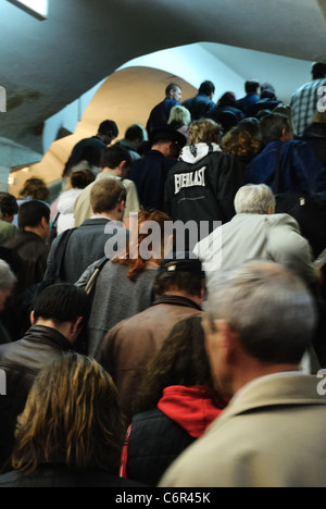 Menschen, die u-Bahn Treppensteigen, Metro Charkiw, Ukraine Stockfoto