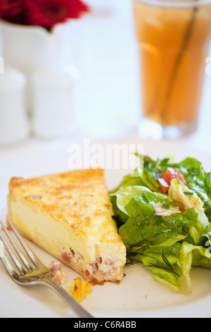 Schinken-Quiche mit grünem Salat und Eis-Tee, Stella Mare Restaurant, Santa Barbara, California, Vereinigte Staaten von Amerika Stockfoto