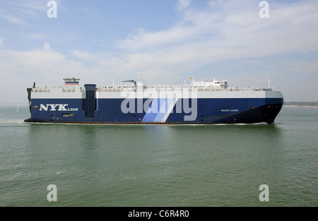 NYKline Frachtschiff Goliath Leader Southampton Wasser England UK Calshot Weitergabe Stockfoto