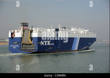 NYKline Frachtschiff Goliath Leader Southampton Wasser England UK Calshot Weitergabe Stockfoto