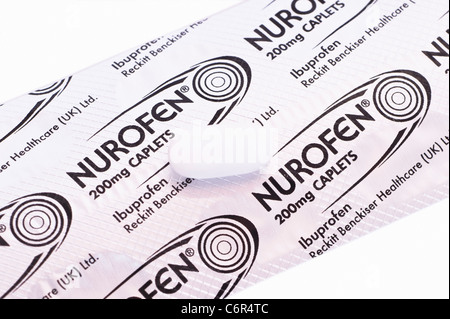 Eine Blisterpackung von 200mg Nurofen Ibuprofen Kapseln zur Schmerzlinderung auf weißem Hintergrund Stockfoto