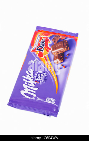 Eine Bar der Milka & Daim Milchschokolade auf weißem Hintergrund Stockfoto